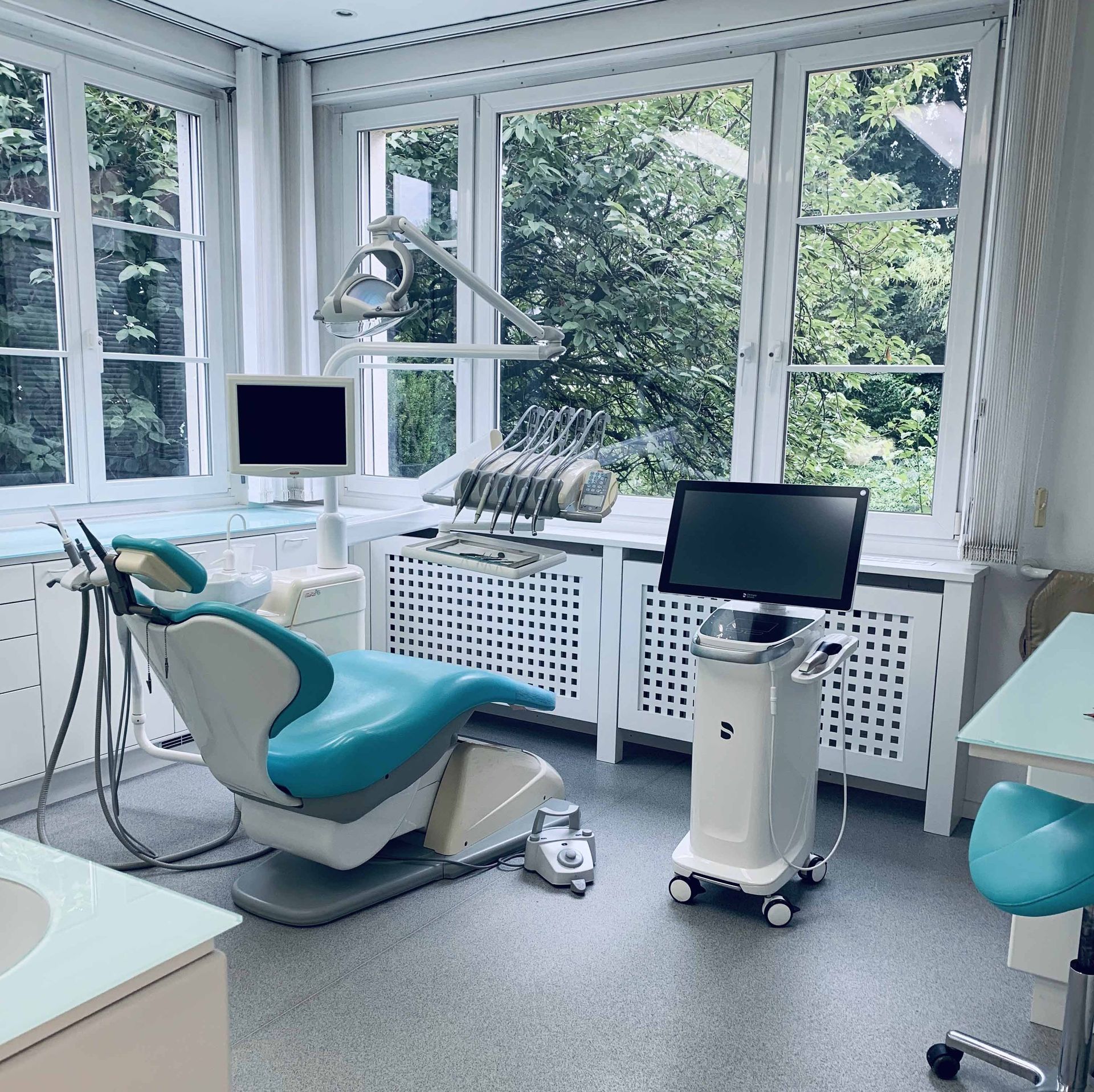 Behandlungszimmer der Zahnarztpraxis Rolf B. Moser