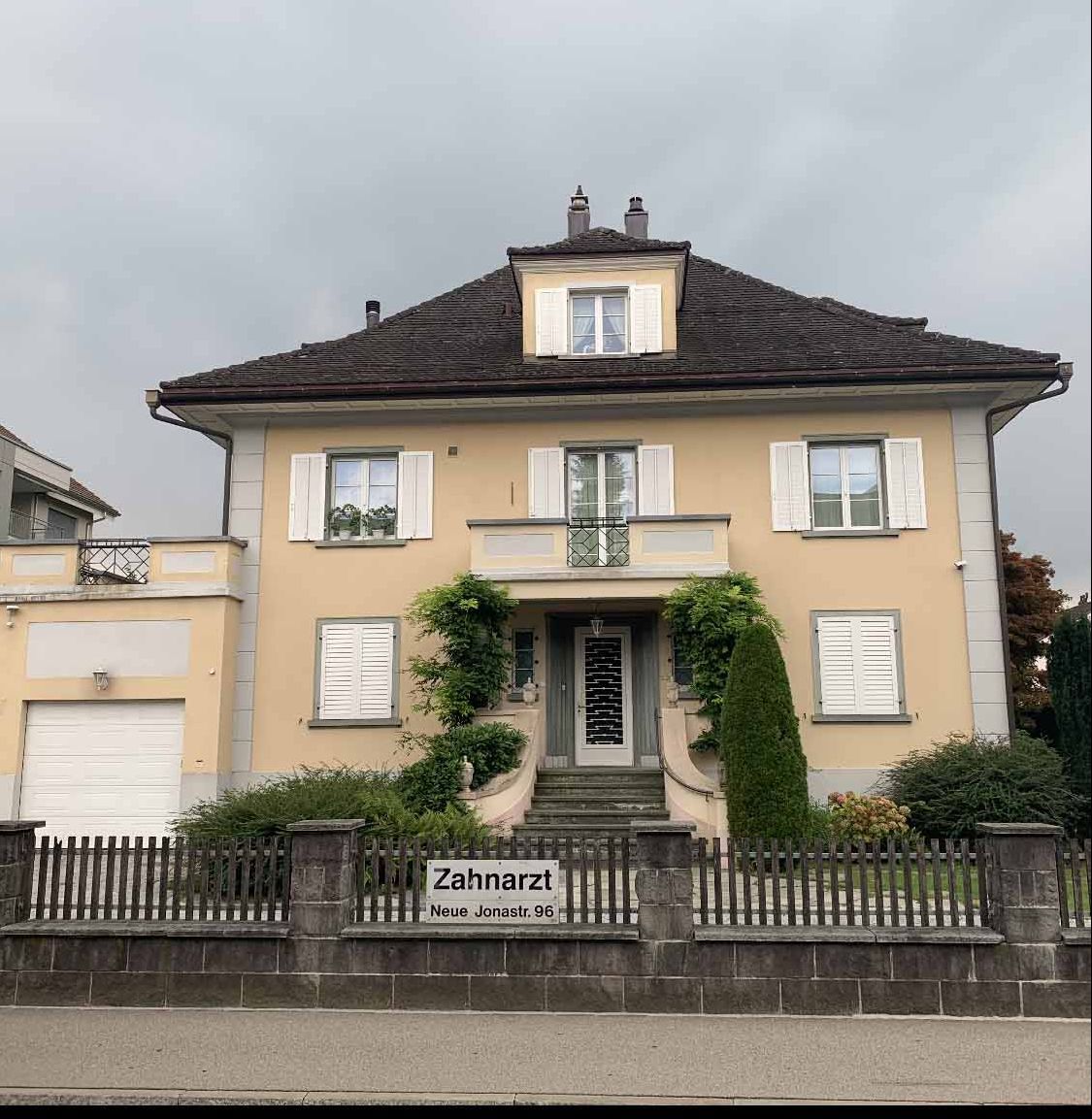 Aussenansicht der Zahnarztpraxis Rolf B. Moser