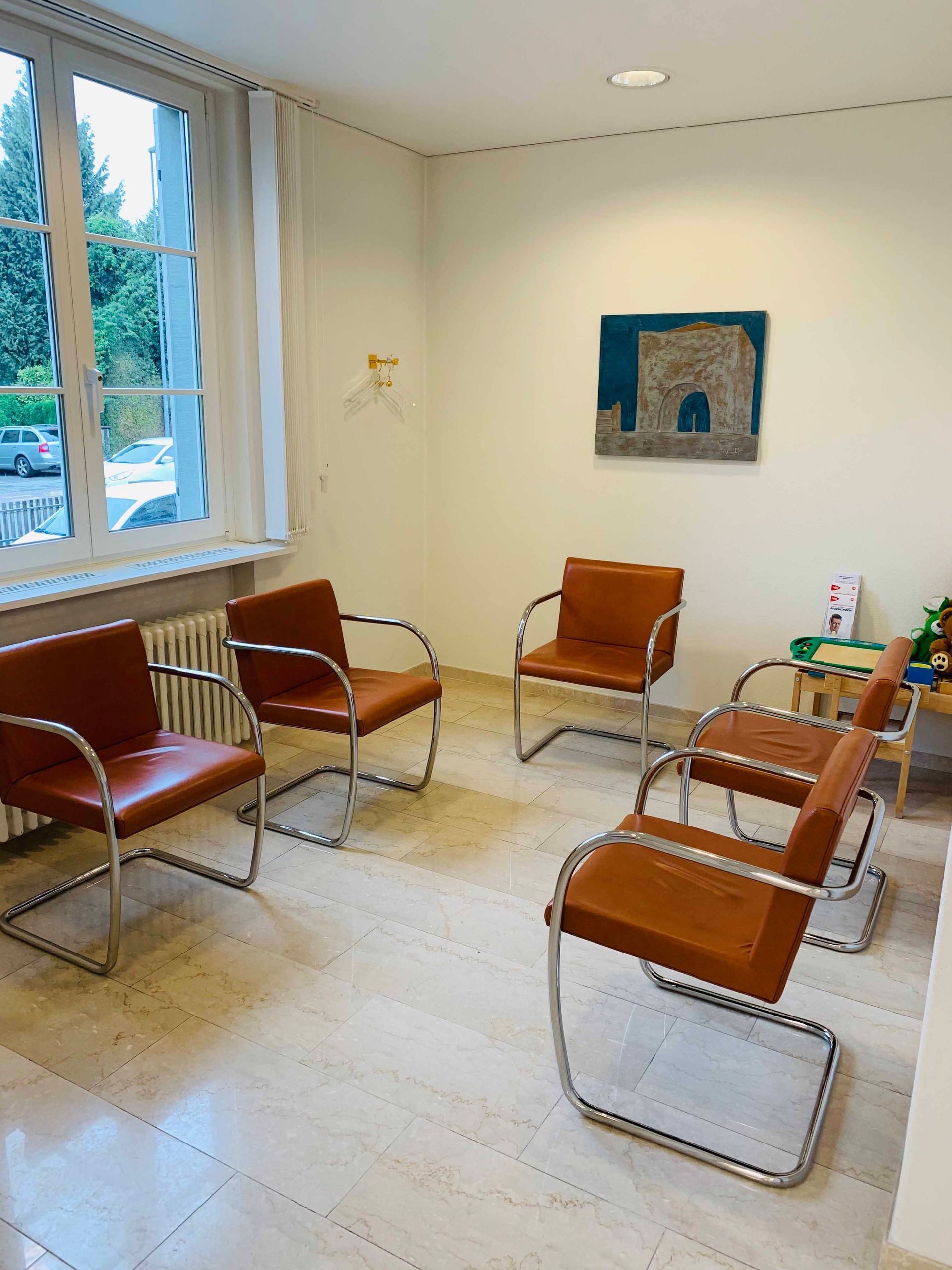 Wartezimmer der Zahnarztpraxis Rolf B. Moser
