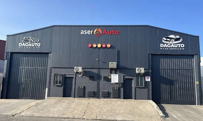 Taller mecánico gris oscuro con letrero