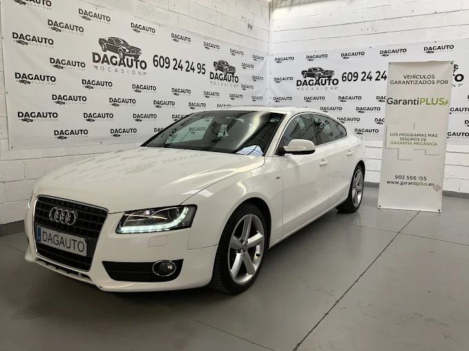 Audi A5 Sportback blanco aparcado en un garaje.