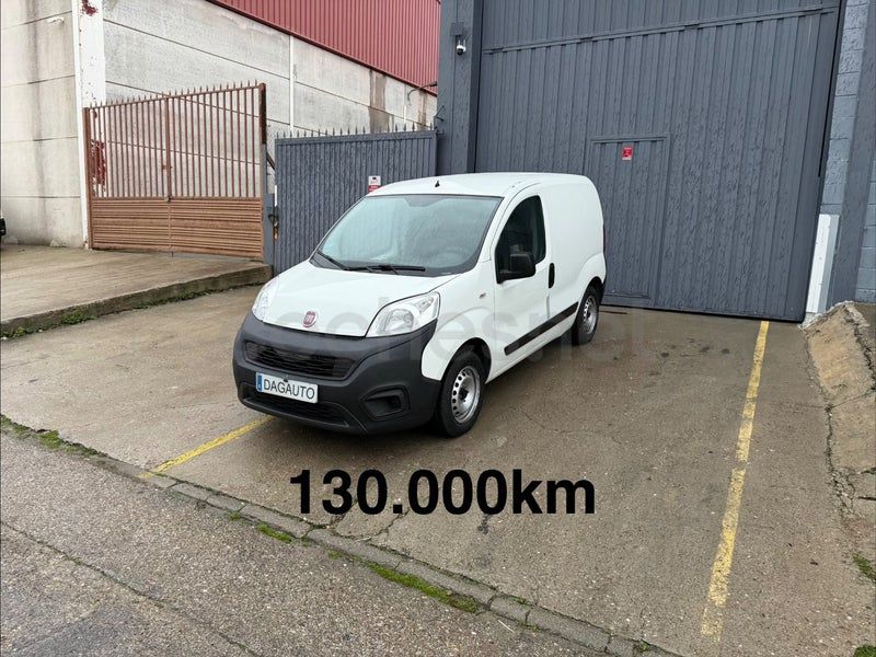 Furgoneta Fiat Fiorino de color blanco estacionada al aire libre, mostrando un kilometraje de 130.000 km.