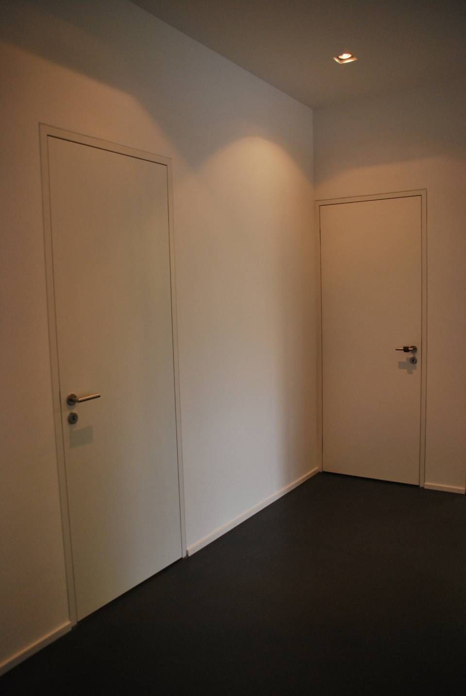 Zwei weisse Türen von der Schreinerei Hanselmann GmbH