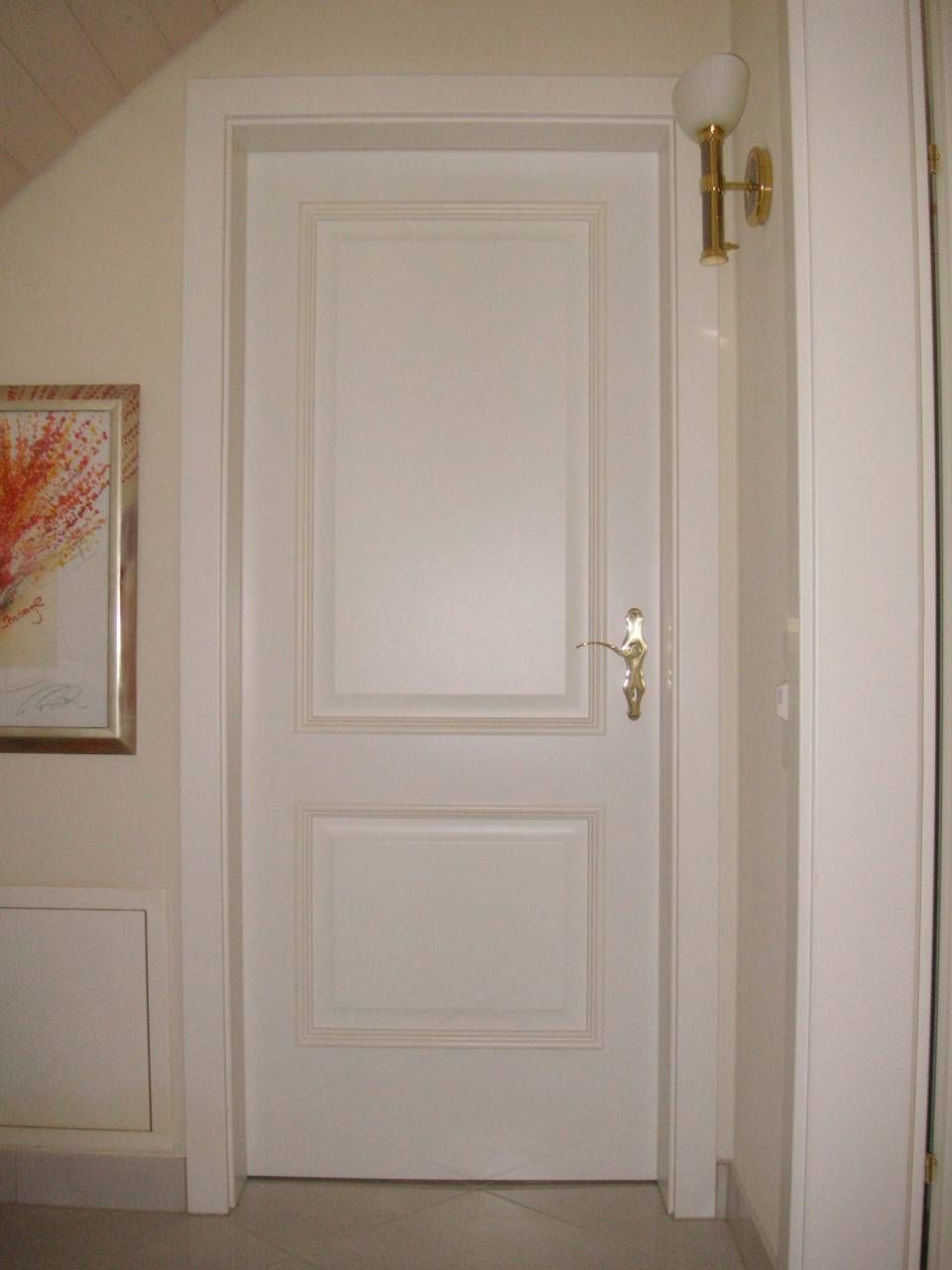 Weisse Tür von der Schreinerei Hanselmann GmbH