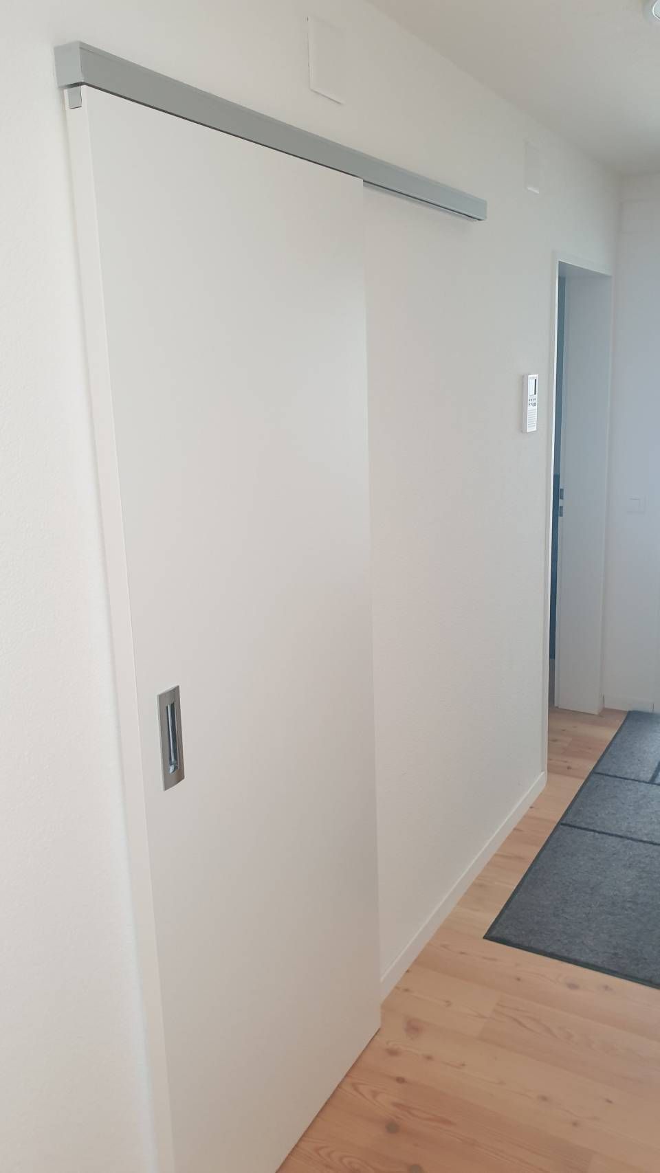 Weisse Tür von der Schreinerei Hanselmann GmbH