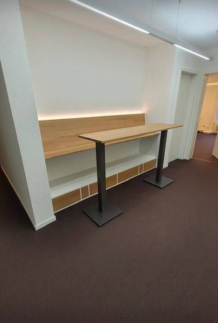 Holzbar und Sitzbank von der Schreinerei Hanselmann GmbH