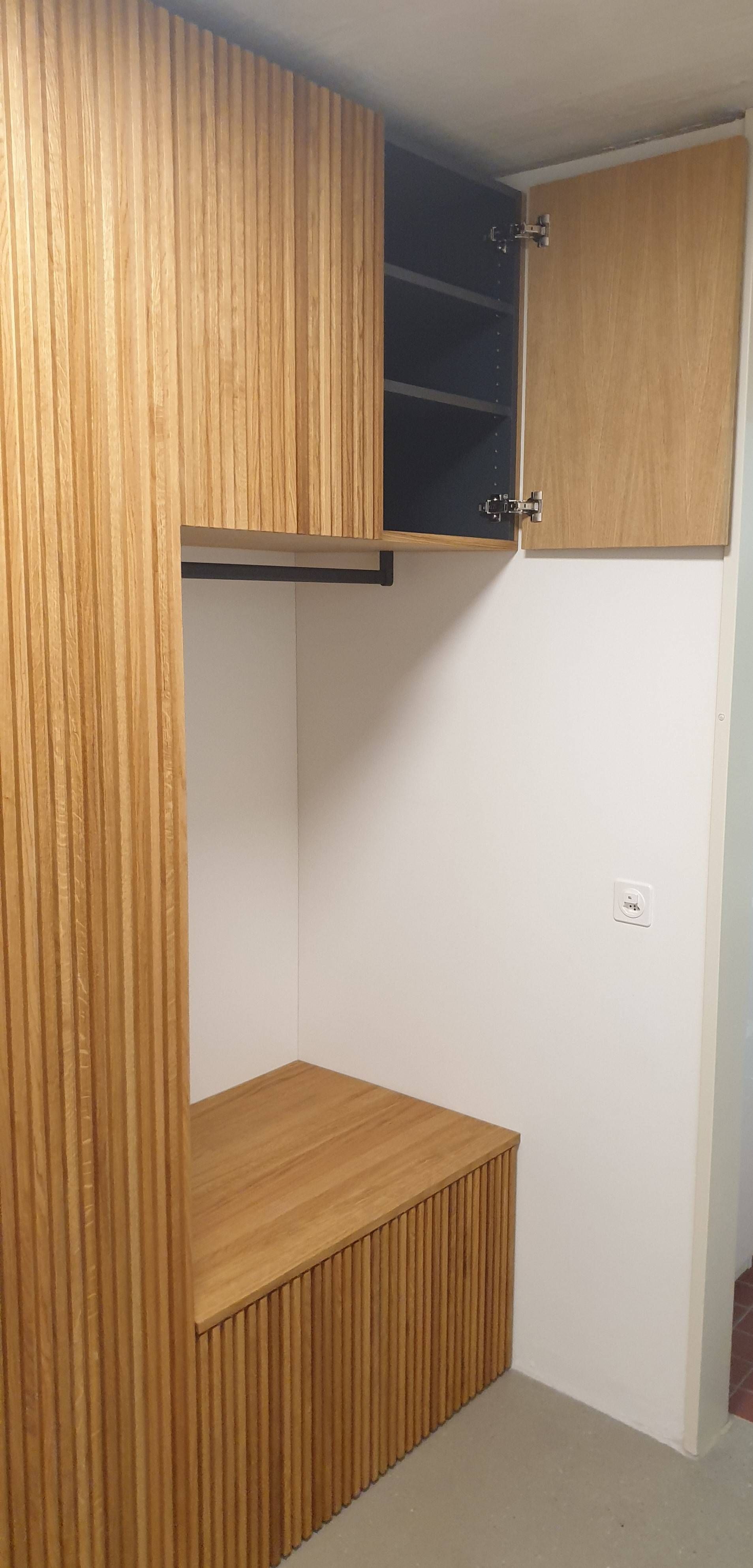 Eine Zimmerecke mit Holzschränken und einer Holzbank. Foto von der Schreinerei Hanselmann GmbH