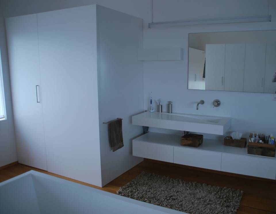 Ein Badezimmer mit Schrank, zwei Waschbecken und einem grossen Spiegel. Foto von der Schreinerei Hanselmann GmbH