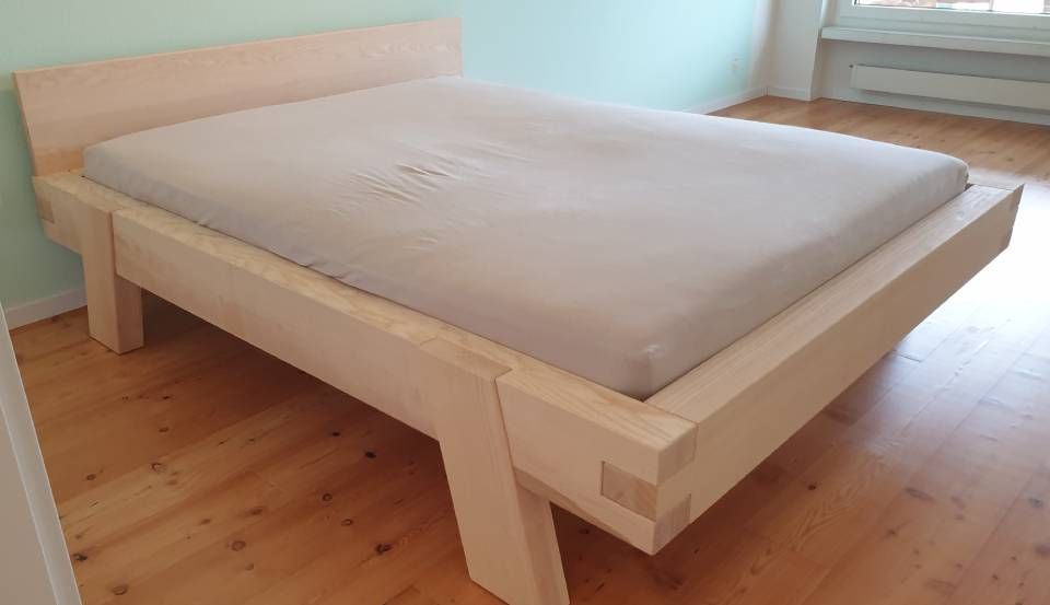 Holzbett von der Schreinerei Hanselmann GmbH