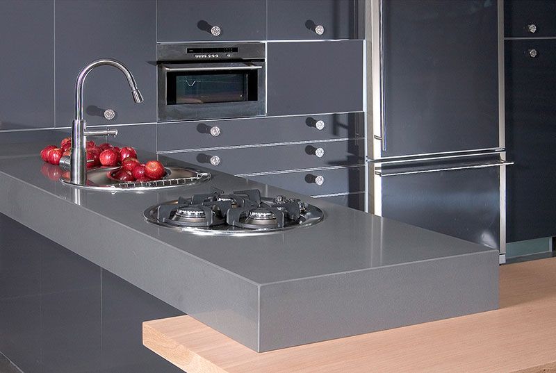 Eine Küche mit Spüle und Herd