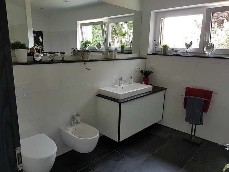 Ein Badezimmer mit Toilette, Waschbecken und Spiegel.