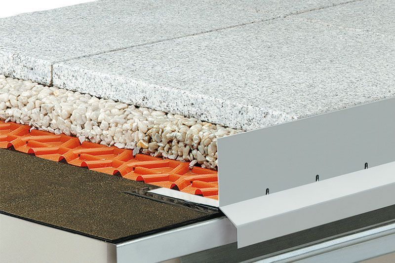 Eine Nahaufnahme eines Daches mit einem Abfluss darauf