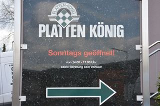 Ein Schild für Platten König hat einen Pfeil nach rechts
