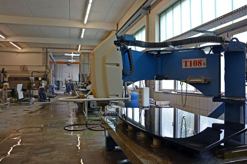 In einem großen Raum steht eine blaue Maschine mit der Aufschrift T108.
