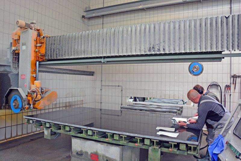 Ein Mann arbeitet an einer Maschine in einer Fabrik