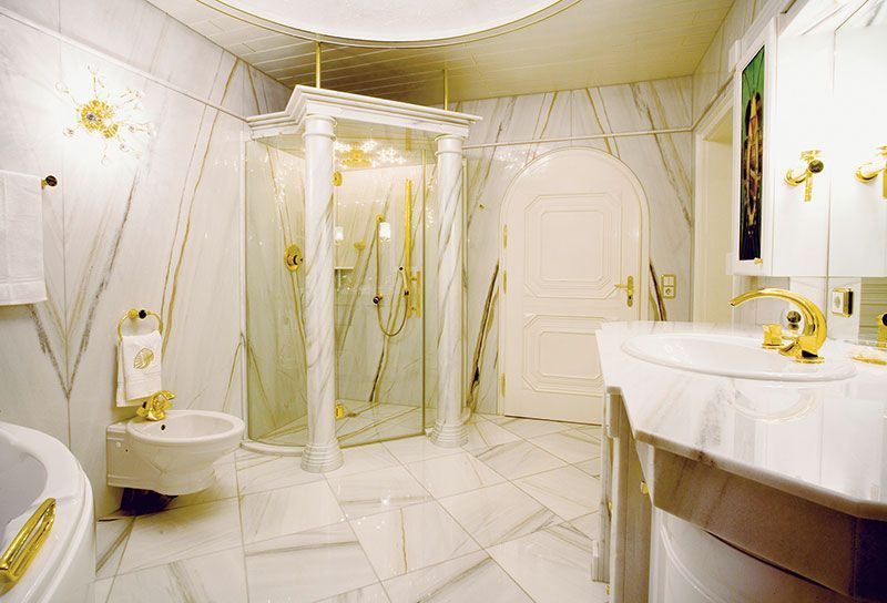 Ein Badezimmer mit Toilette, Waschbecken und Dusche.