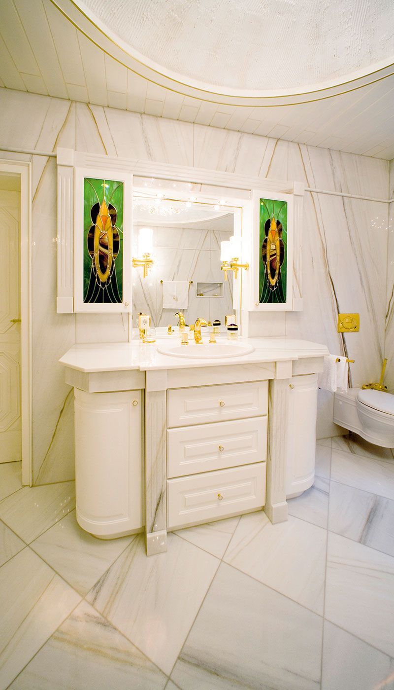 Ein Badezimmer mit Waschbecken, Spiegel und Toilette.