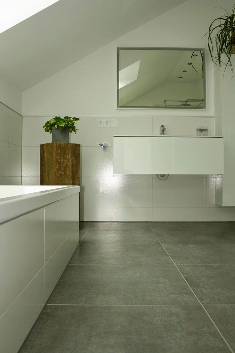 Ein Badezimmer mit Waschbecken, Badewanne und Spiegel.