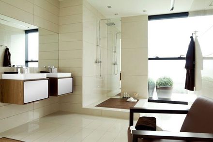 Ein Badezimmer mit zwei Waschbecken und einer ebenerdigen Dusche