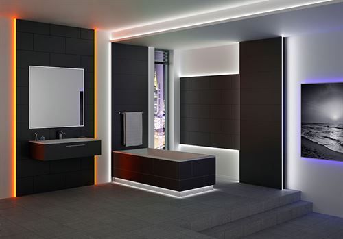 Ein Badezimmer mit Badewanne, Waschbecken und Spiegel