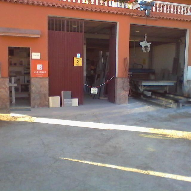 Un edificio rojo con un cartel amarillo que dice precaución