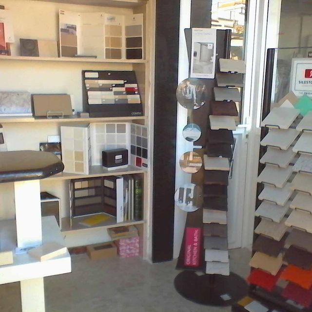 Una habitación con un cartel que dice 