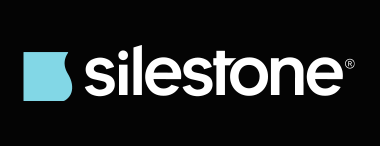 Logotipo de Silestone en blanco y azul claro sobre un fondo negro