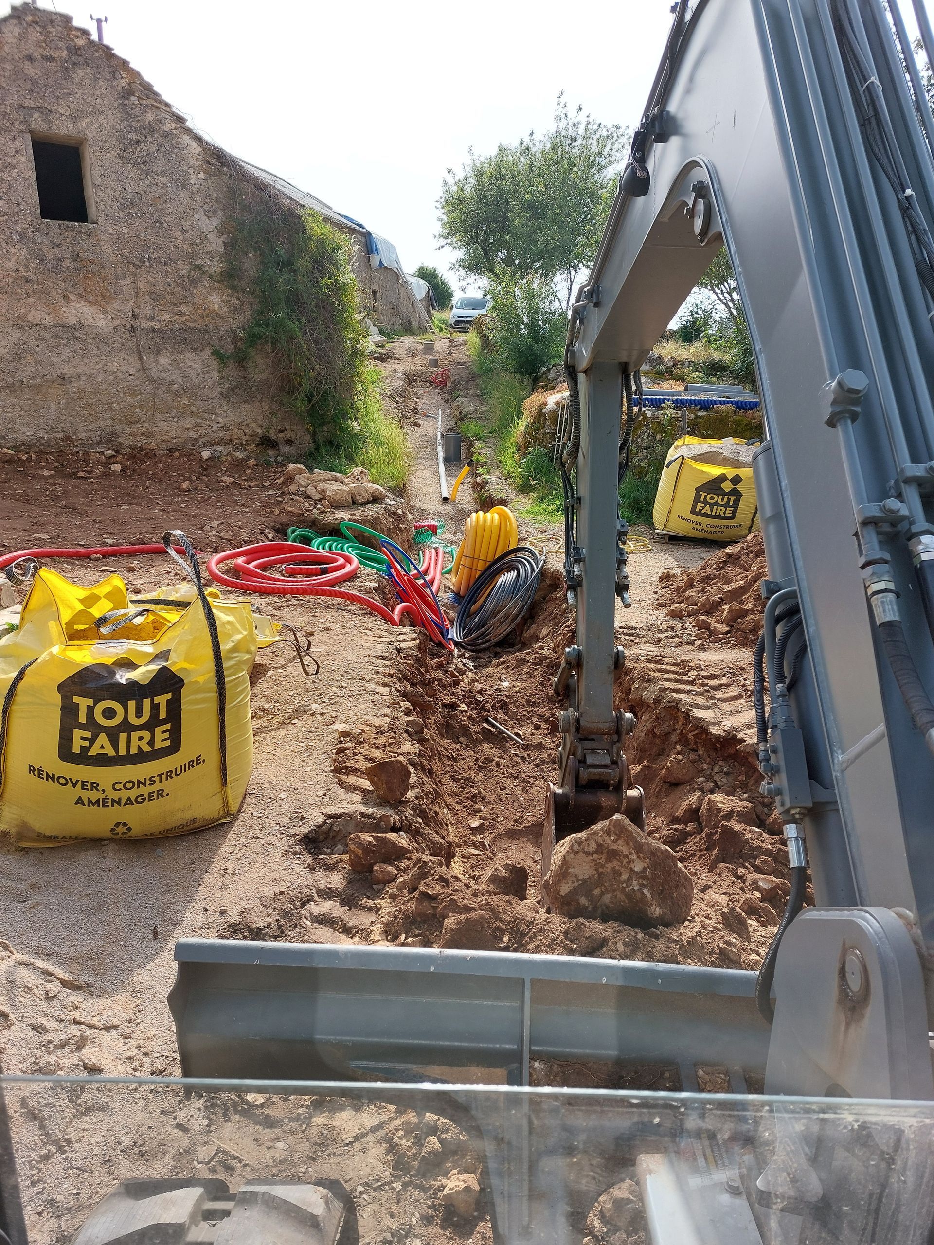 Construction d'une tranchée pour l'assainissement