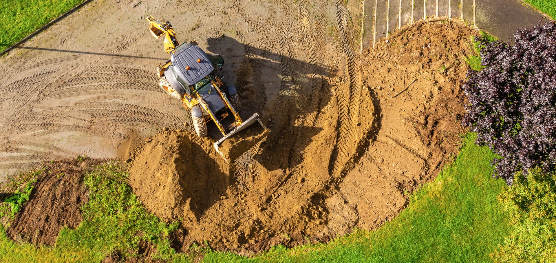 Une pelleteuse sur un terrain