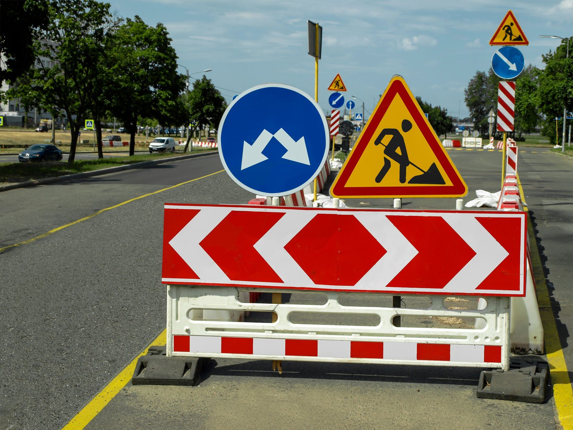 Des panneaux de chantier