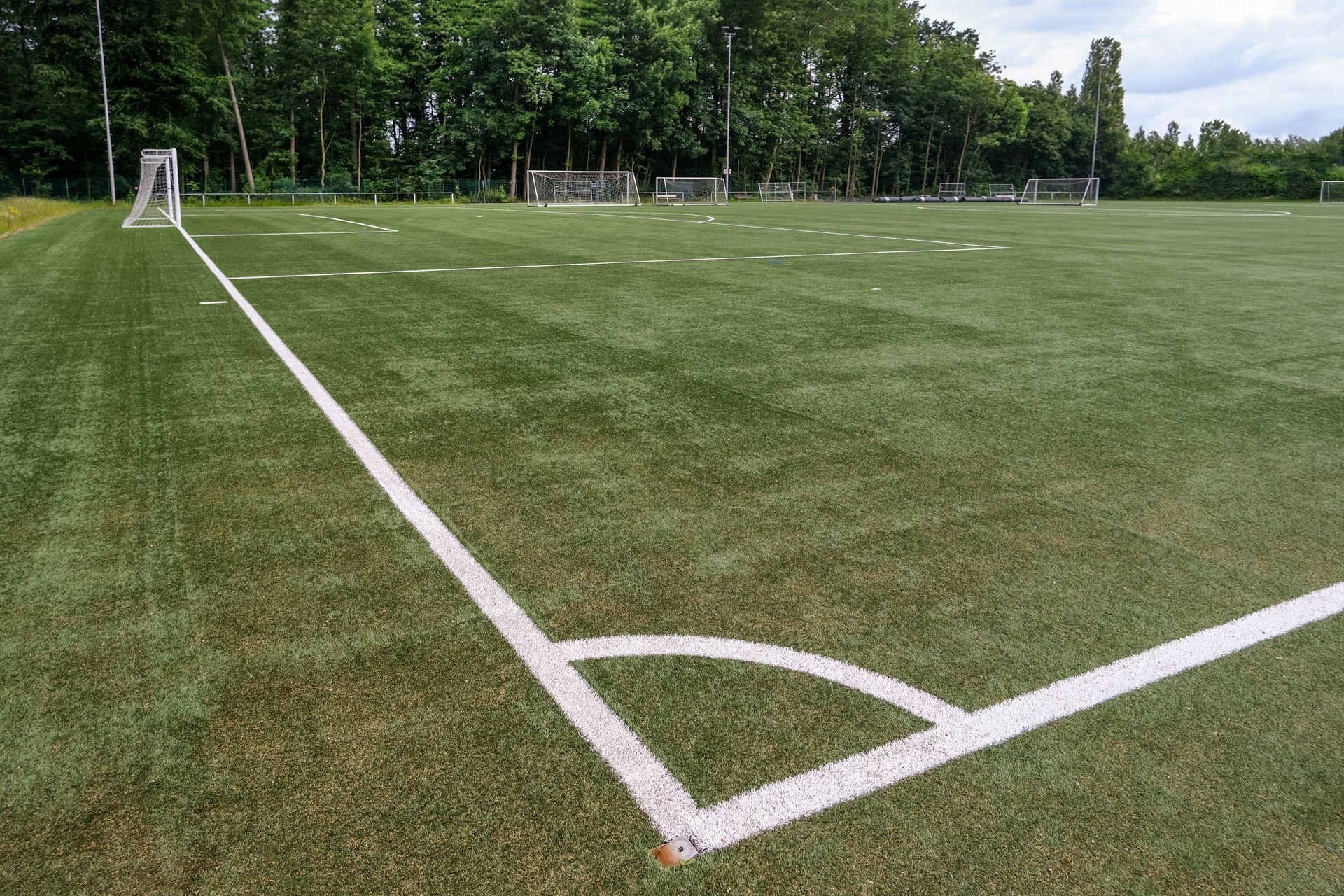 Lignes blanches sur un terrain de football