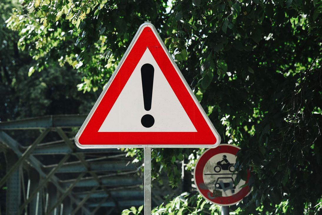 Panneau de signalisation avec un point d'exclamation