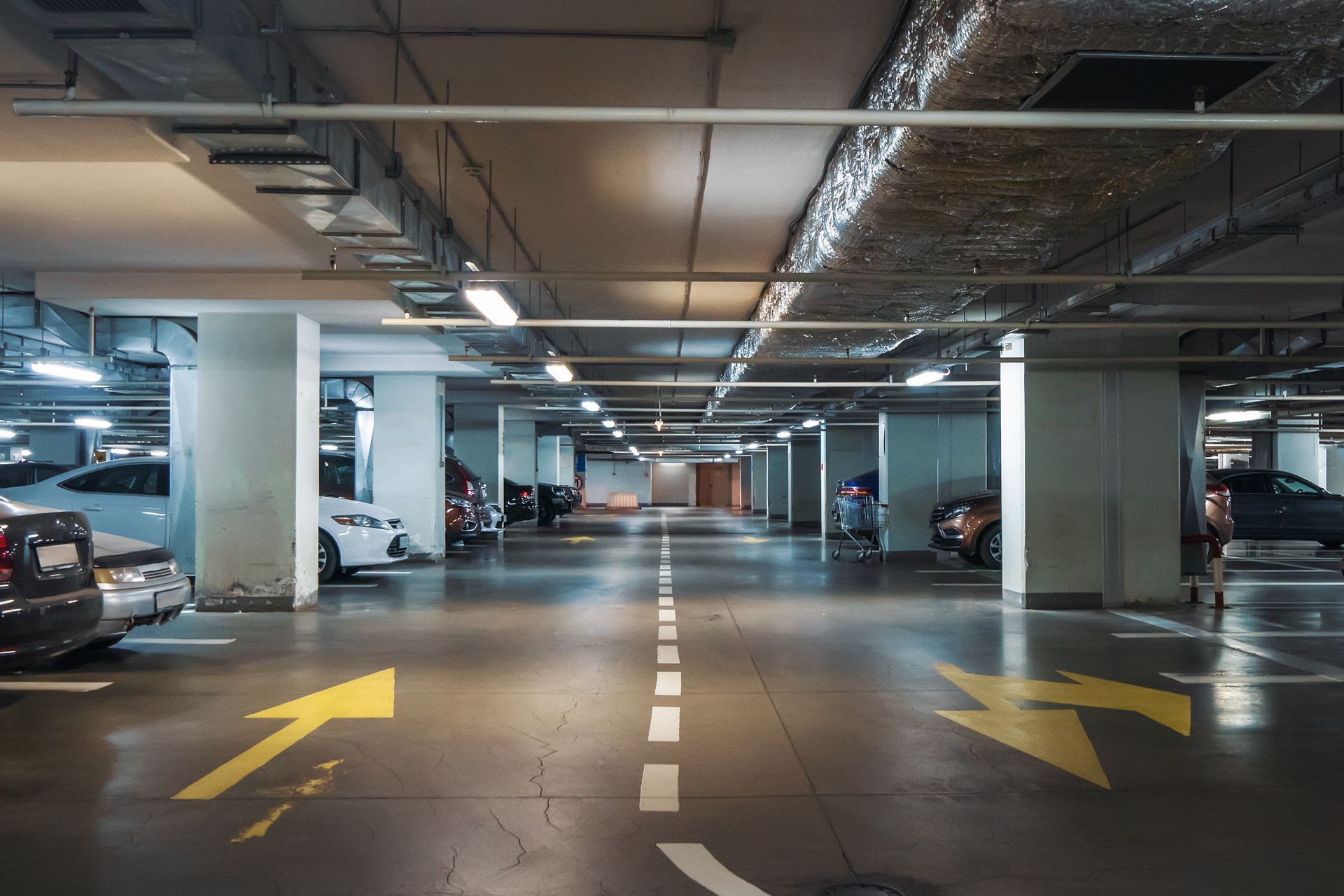 Fléches et délimitation de voie sur un parking souterrain