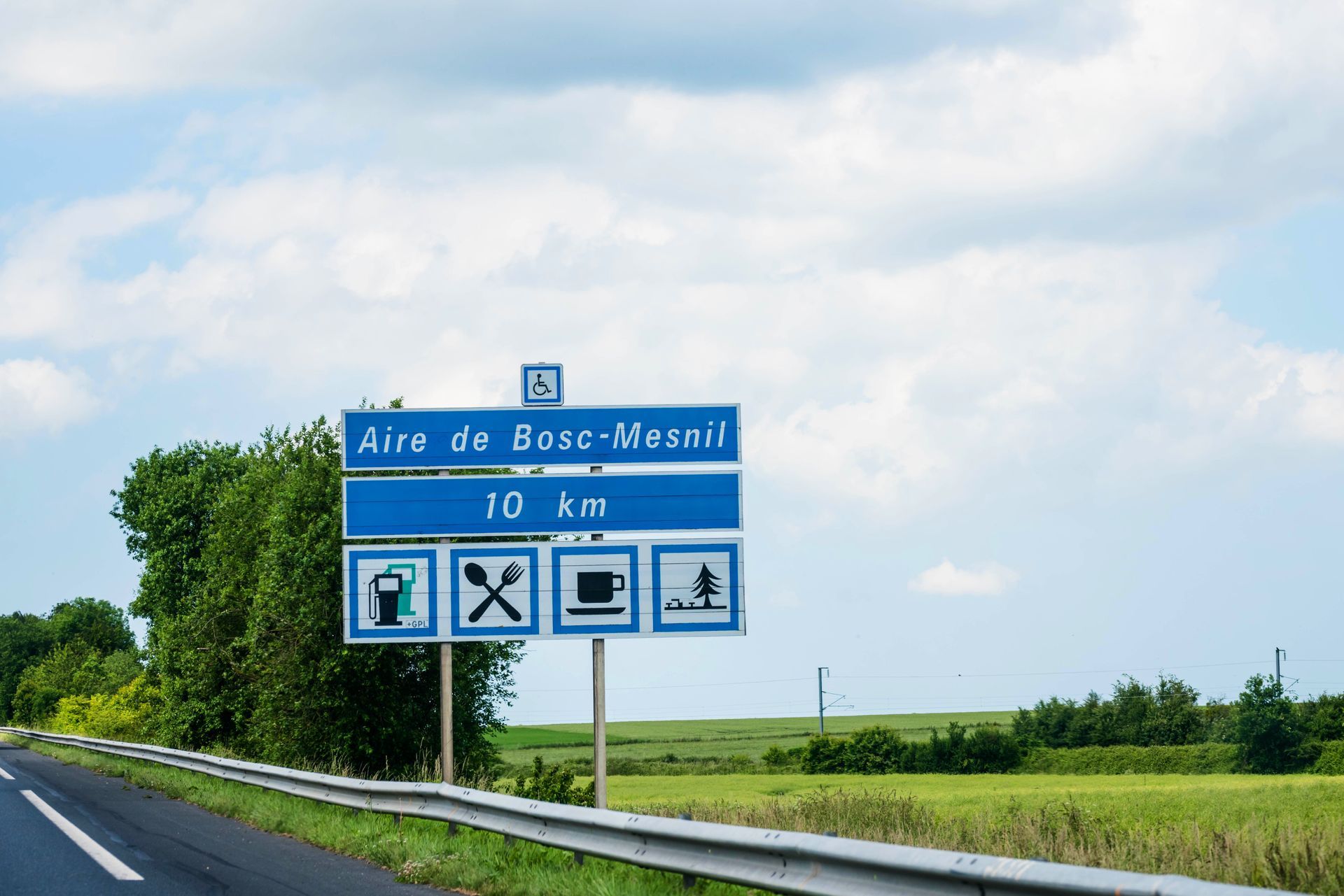 Un panneau horizontal de signalétique