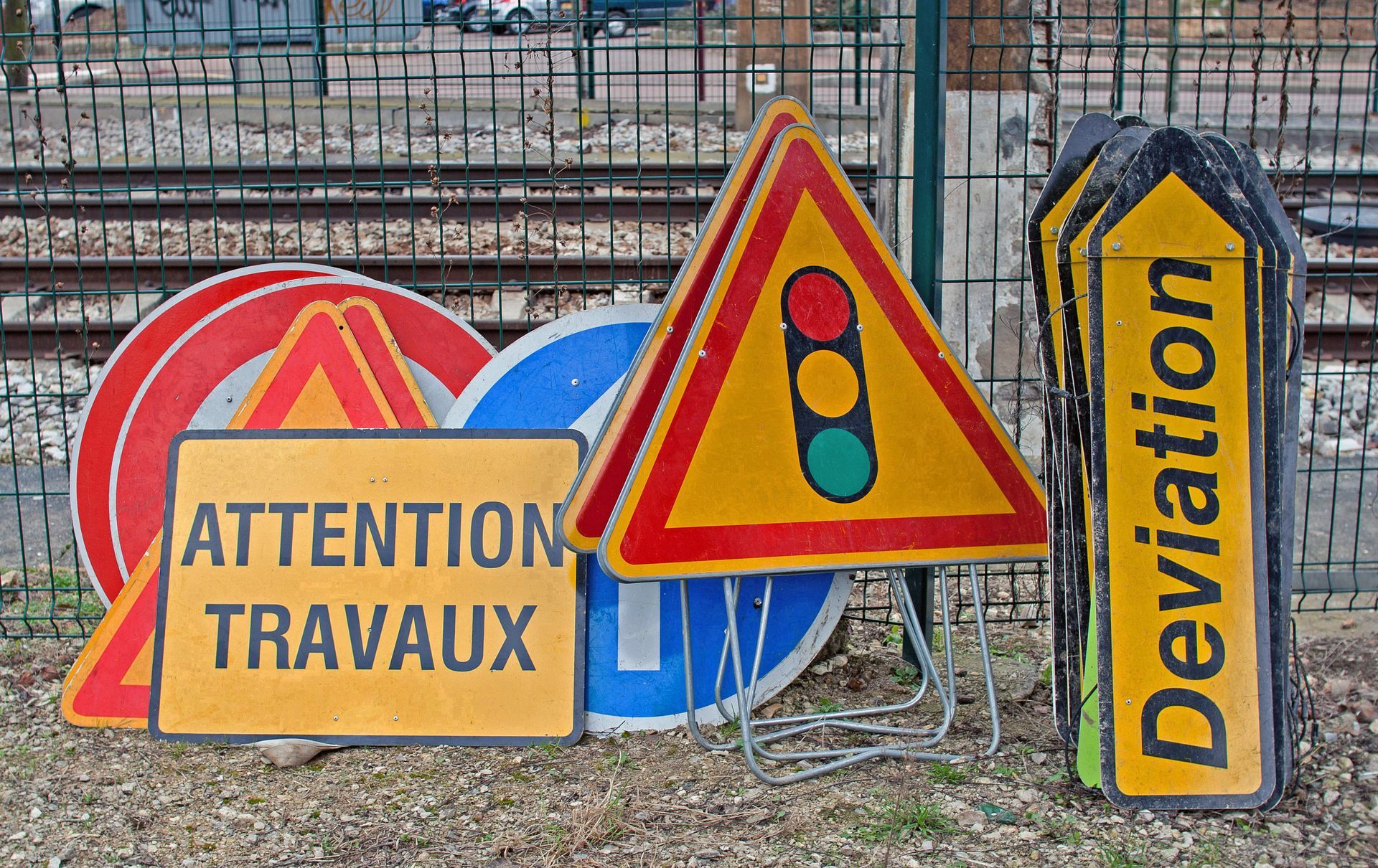 Plusieurs panneaux entassés au sol
