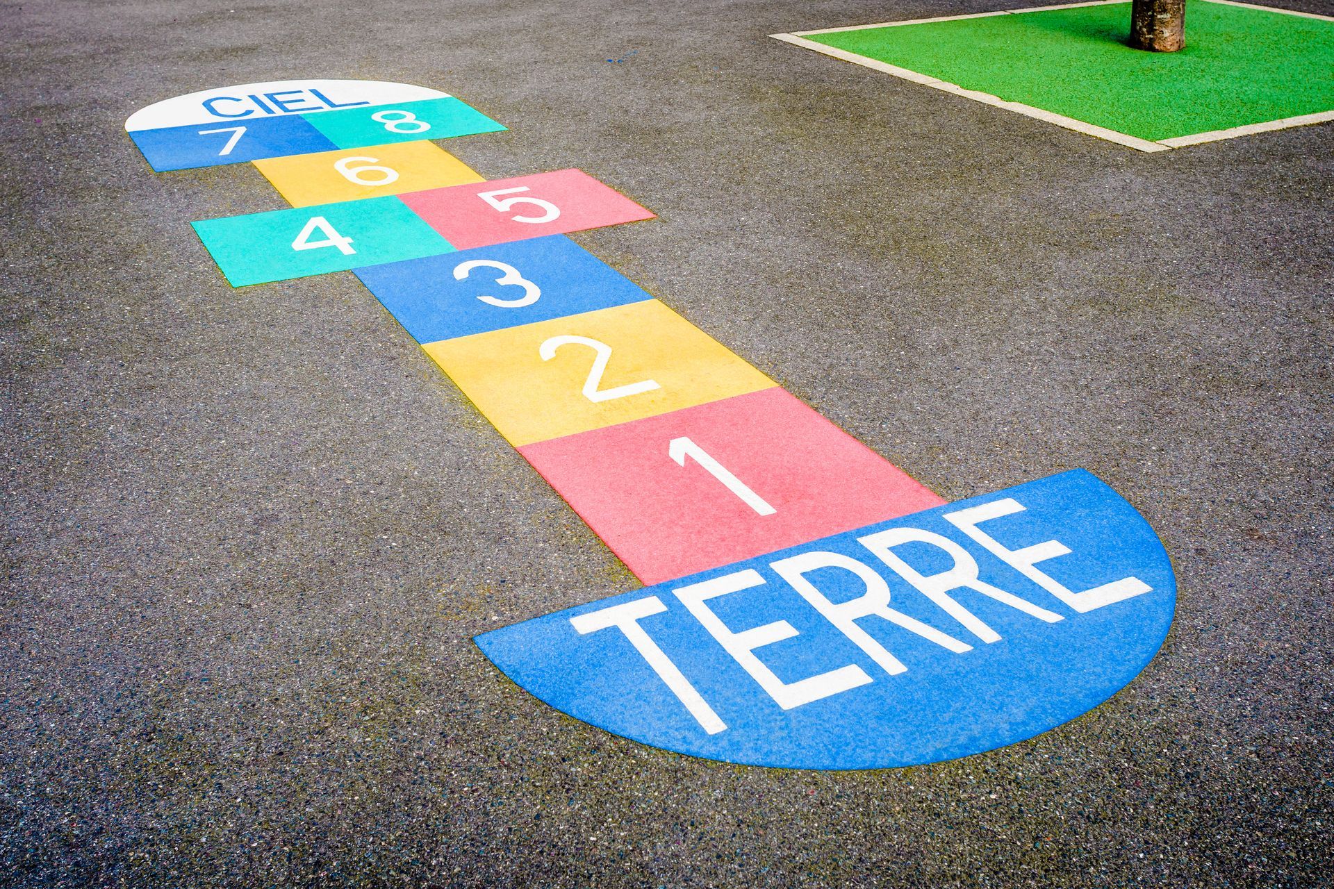 Une marelle multicolore dans une cour d'école