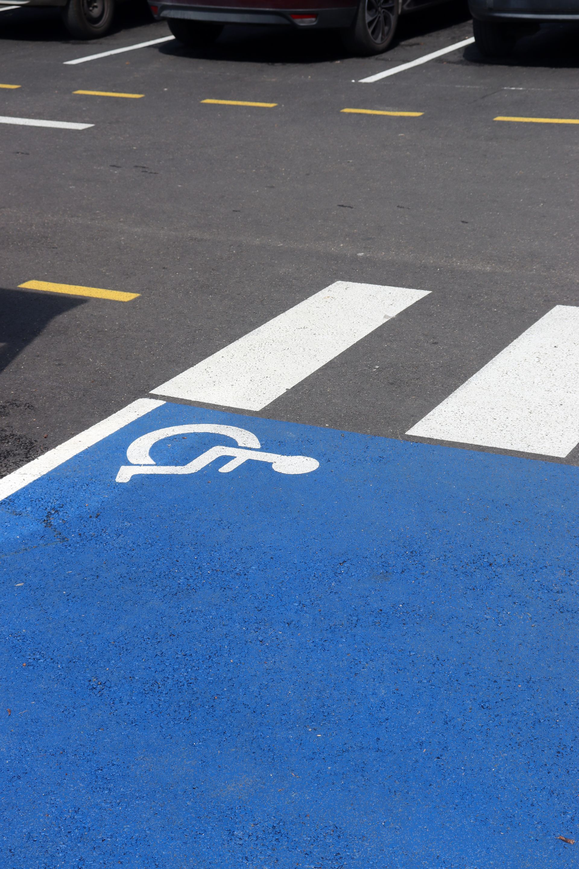 Du marquage au sol avec zébra blanc et des indications jaunes