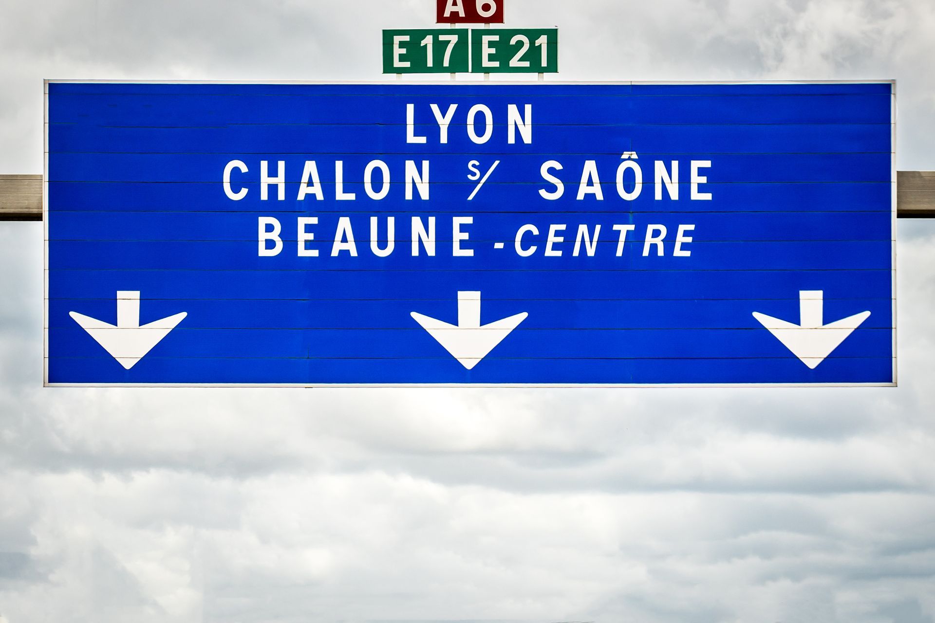 Des panneaux directionnels d'autoroutes