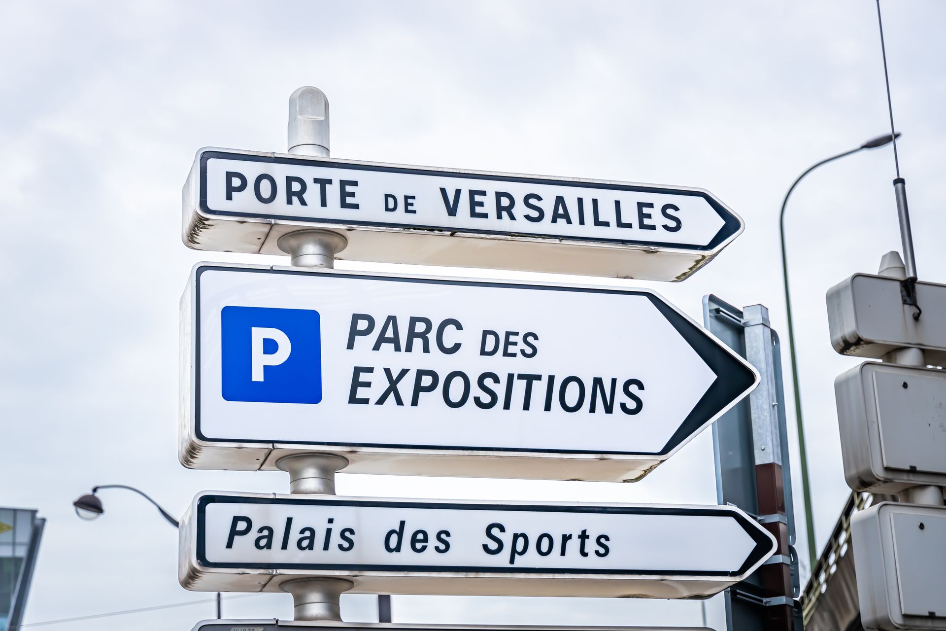 Panneaux indiquant différentes directions