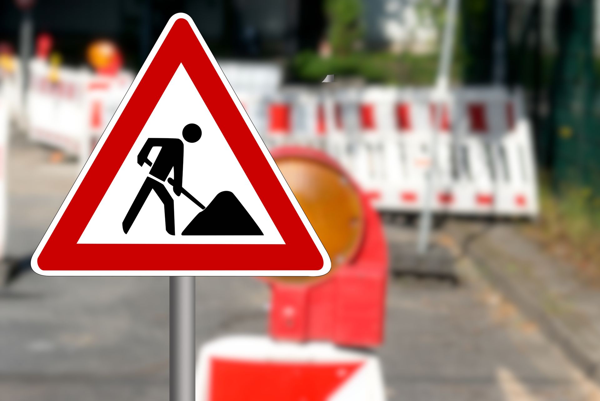 Un panneau de signalisation de chantier