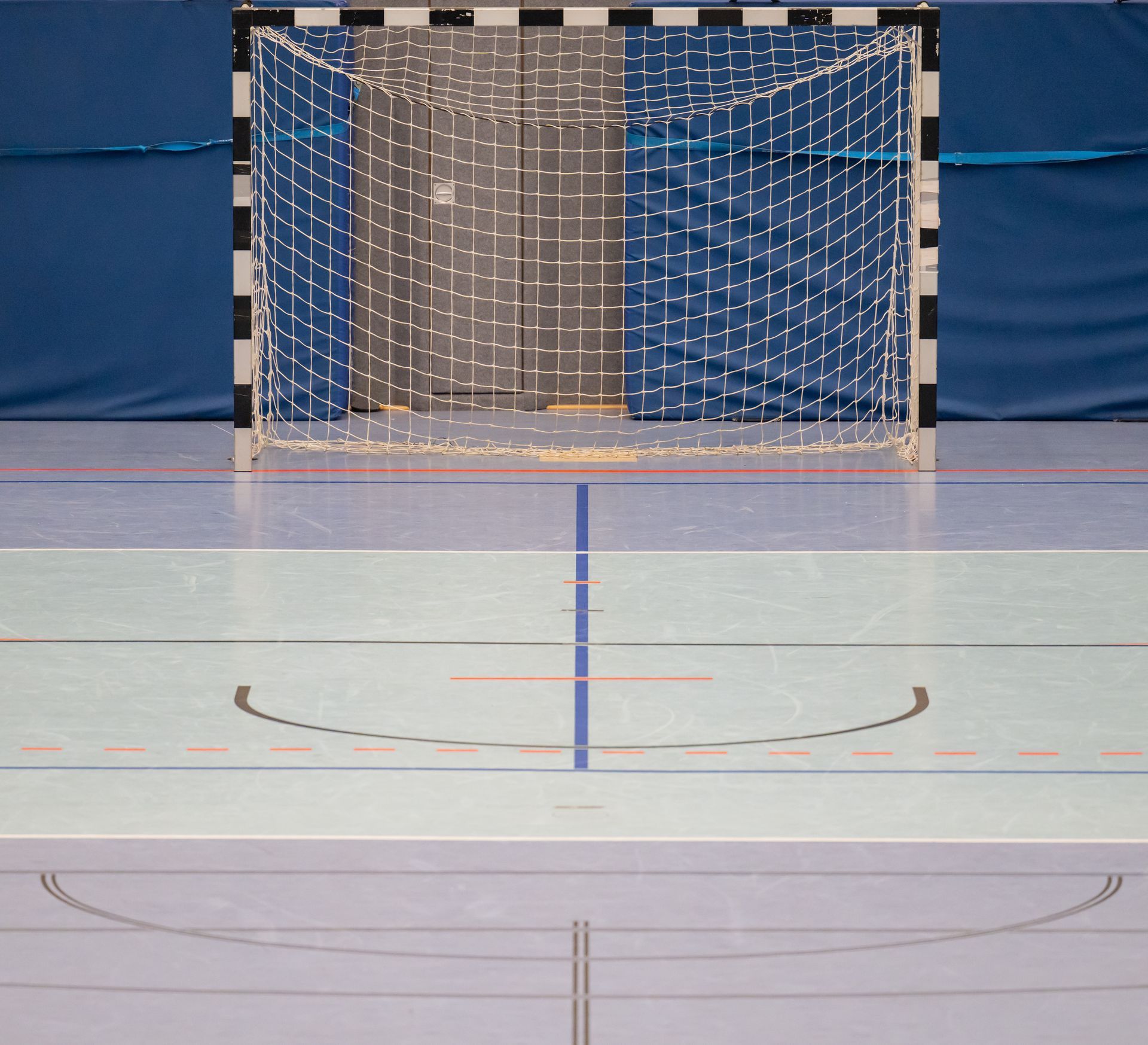 Un terrain de sport dans un gymnase