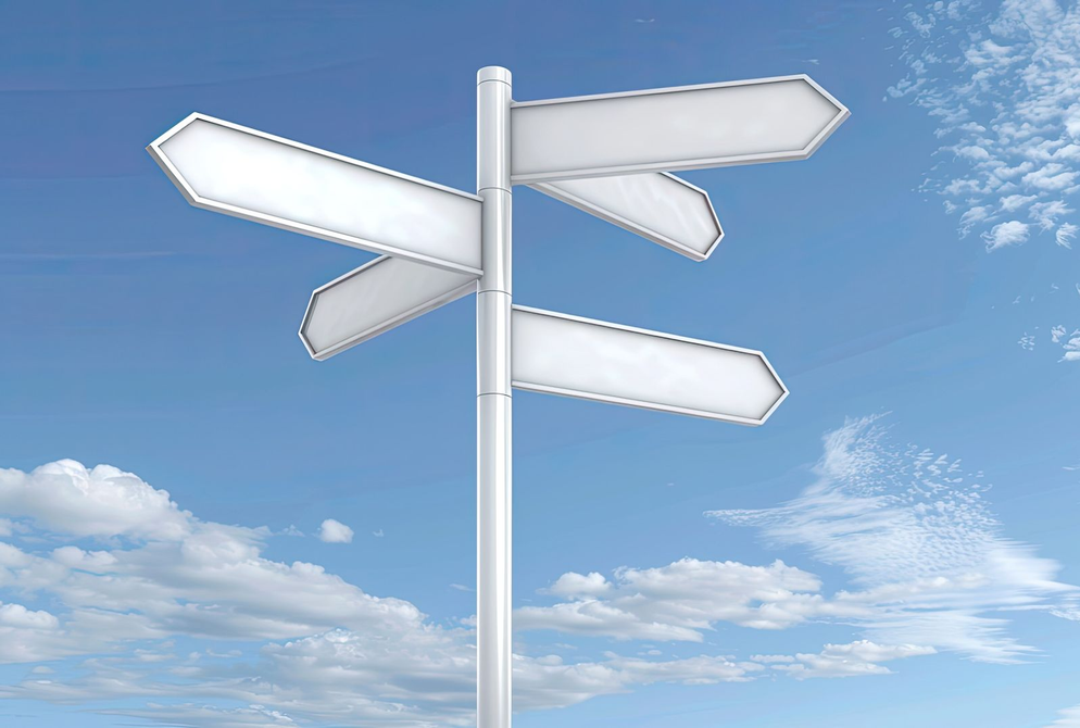 Des panneaux de direction blancs