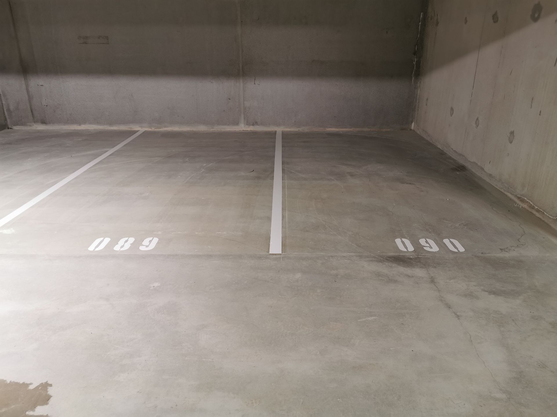 Places numérotées dans un parking souterrrain