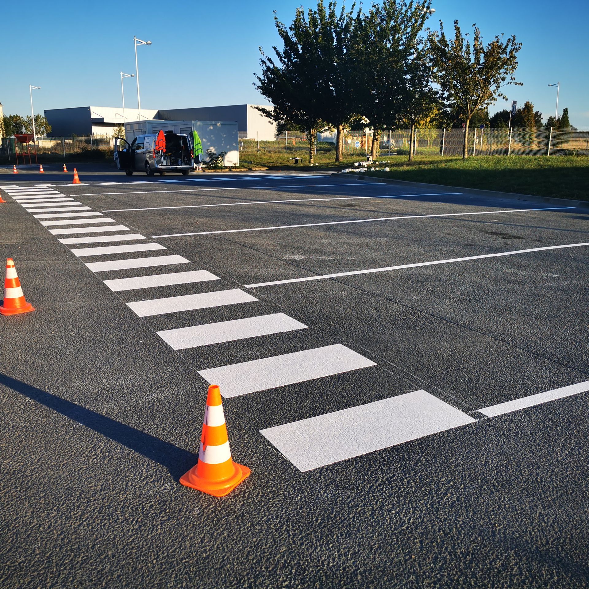 Des places de parking peintes en blanc