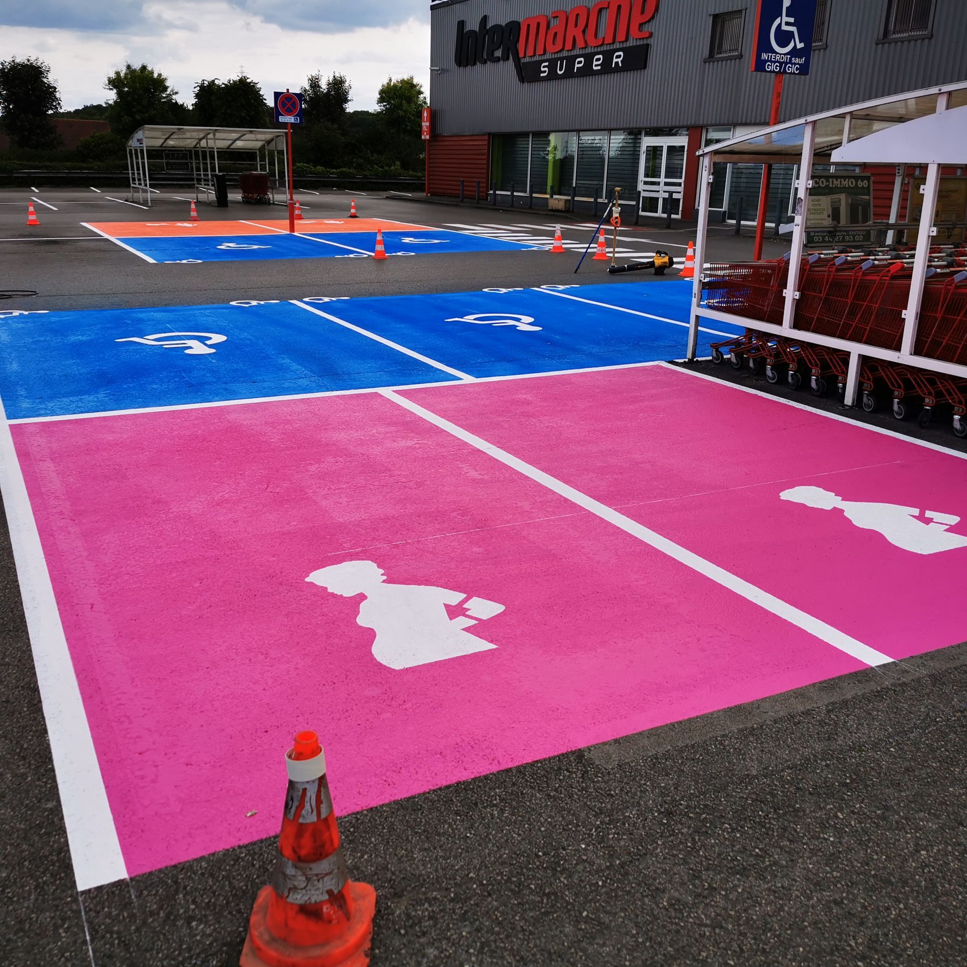 Une place de parking pour PMR et femmes enceintes