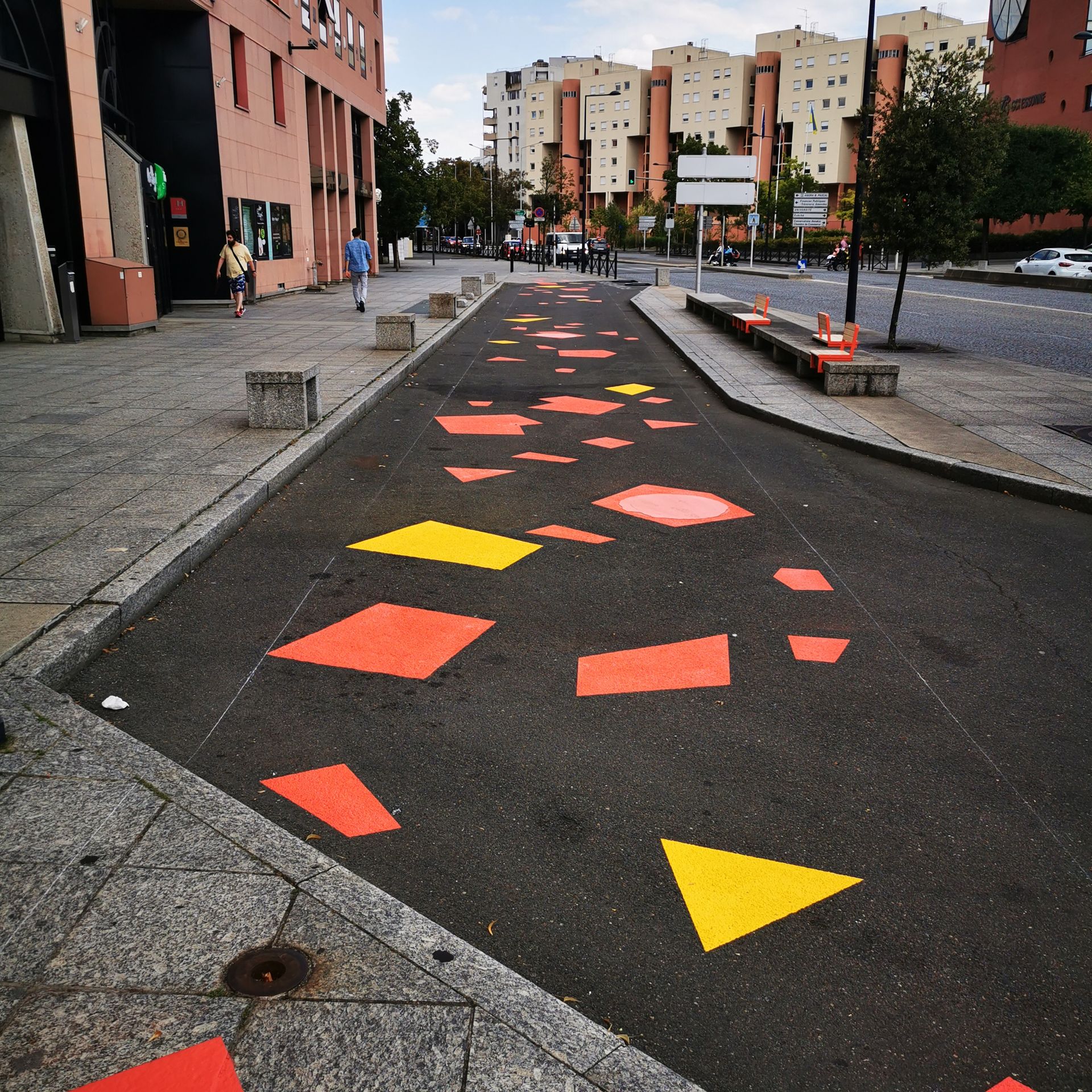 Un espace urbain avec des marquages au sol colorés