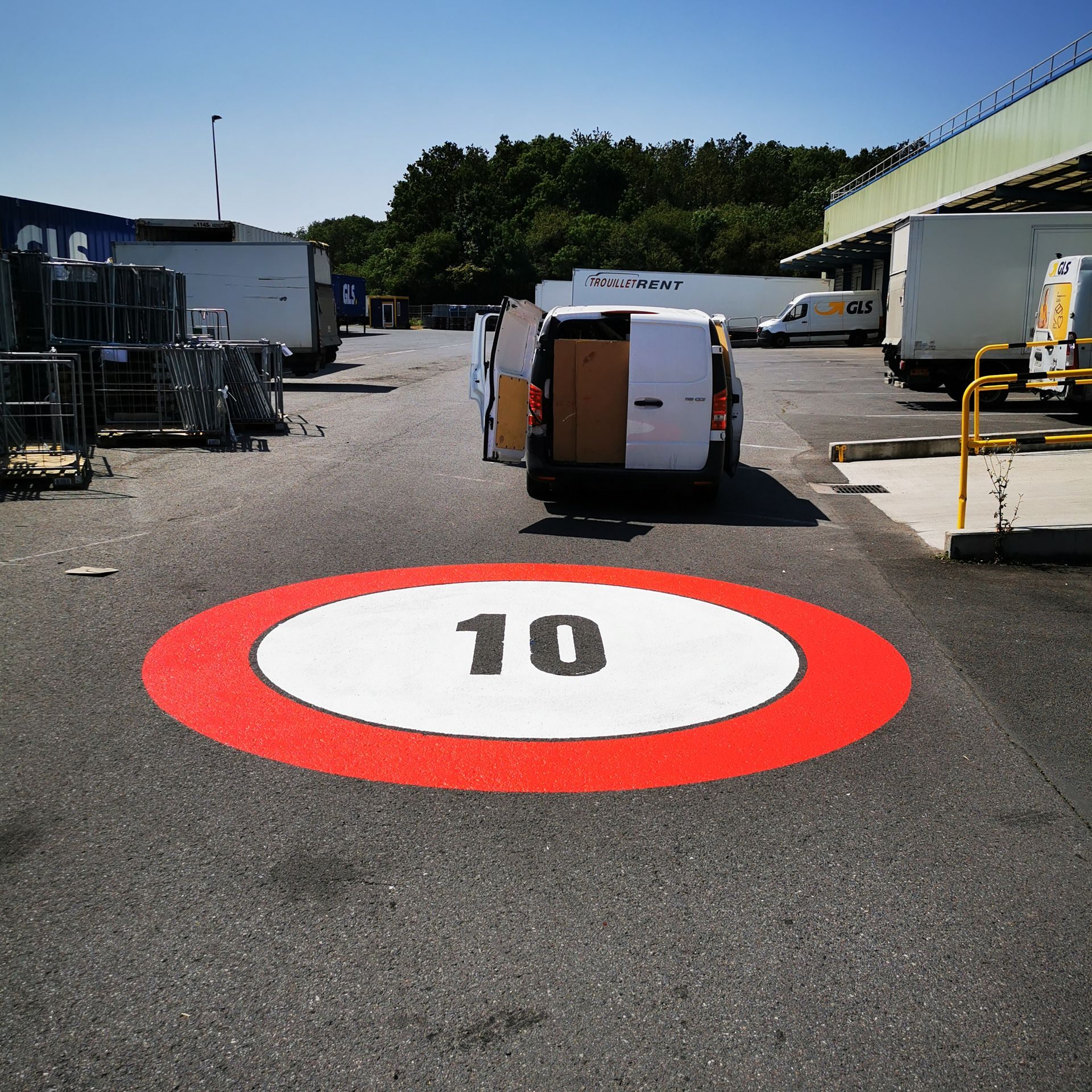 Un numéro 10 tracé sur un sol