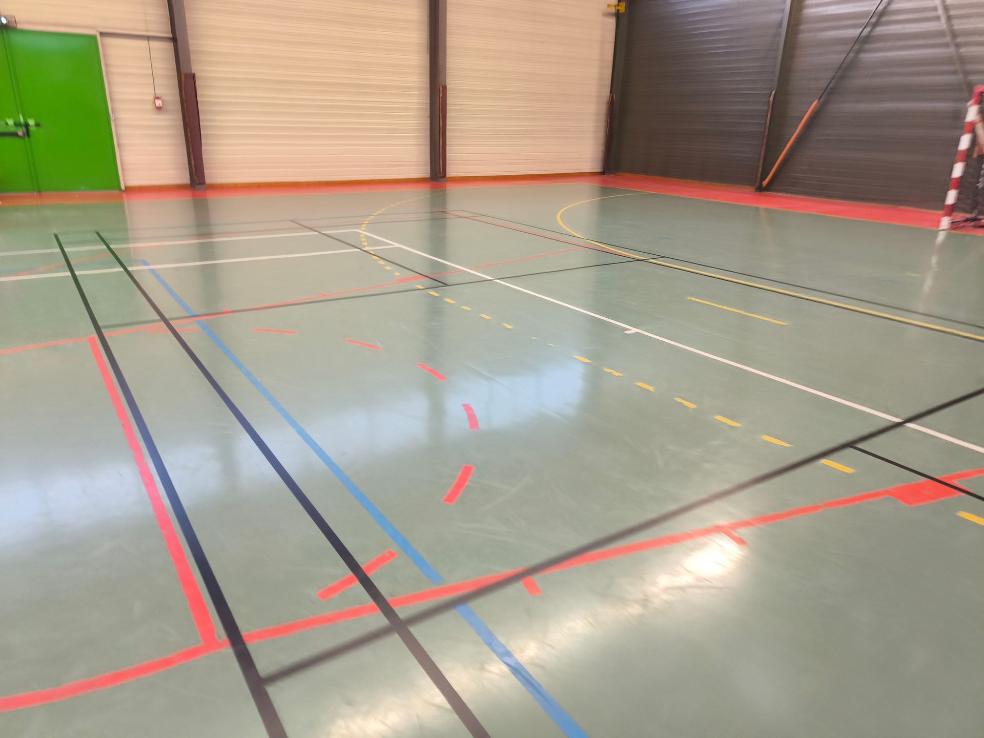Un terrain de foot avec des tracés neufs