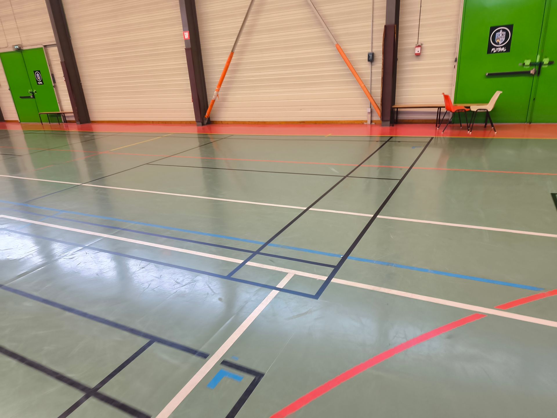 Un terrain dans un gymnase