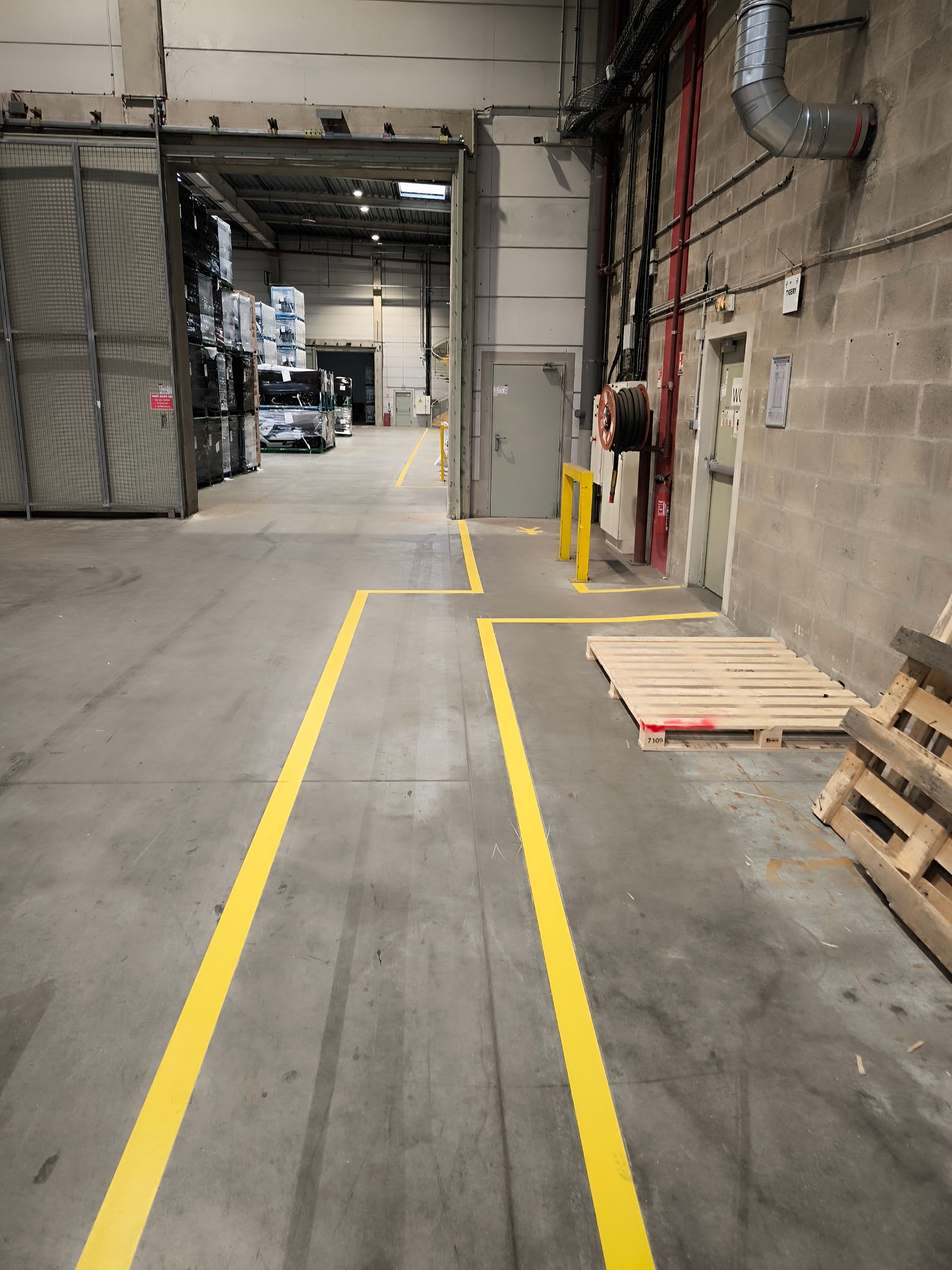 Des lignes jaunes sur le sol d'un site industriel